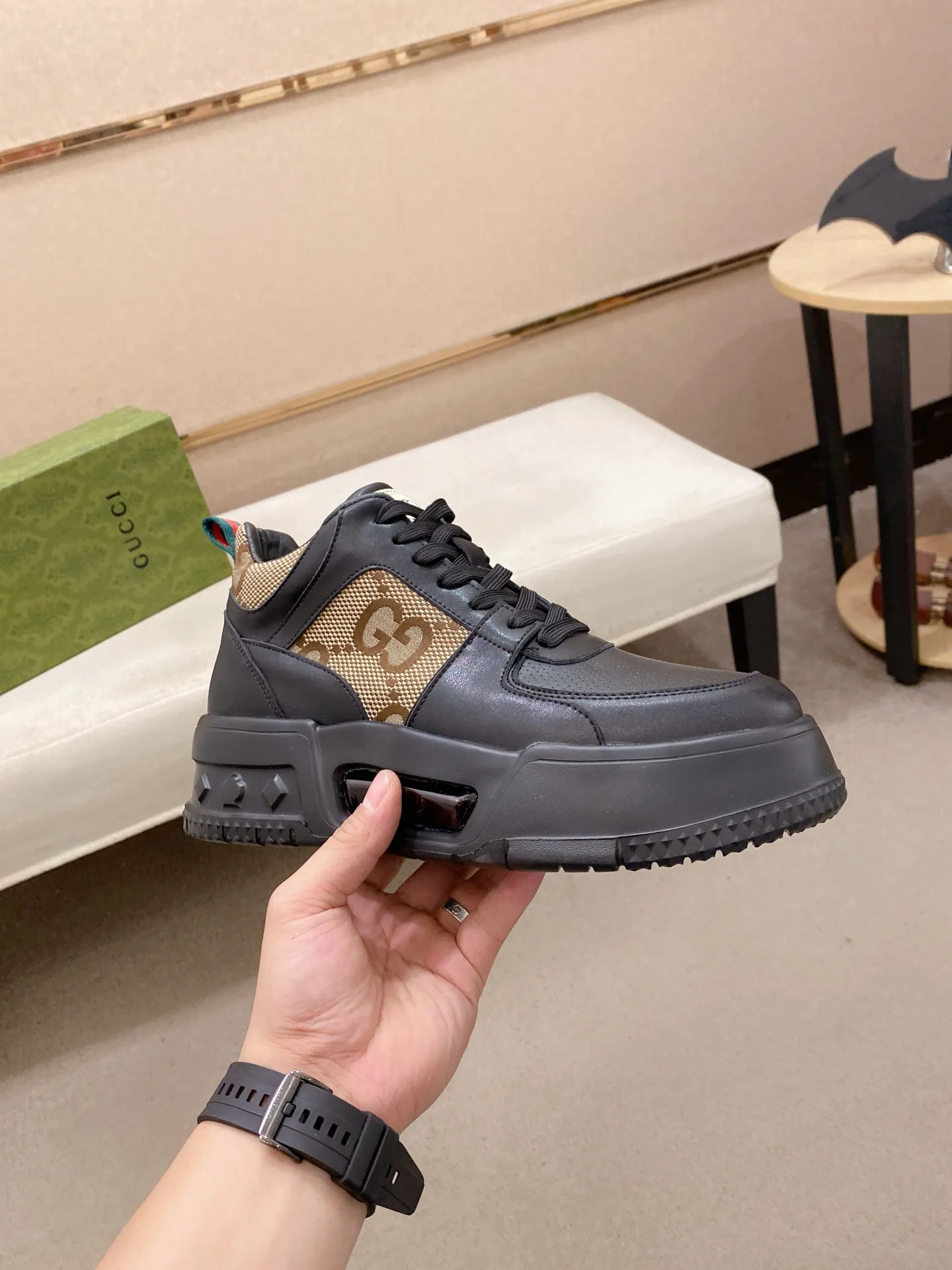 Factory price: 442💰 (GUCCI) The latest model from the official website🎁🎁Casual and fashionable men's shoes👟, hot style💥The style is simple and elegant, exclusive for trendy men. Unique official website's latest brand elements👑original Gucci decoration, fashionable and generous, the fabric is original cowhide ✅sheepskin lining, the official website specifies wear-resistant casual outsole, the classic model is taken in kind at the counter🎬38-44 (can be customized for 45 non-refundable)